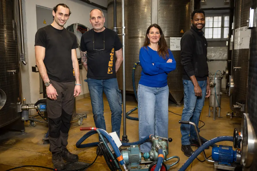 Maristella Vasserot, directrice de Cristal Limiñana, entourée de son équipe de production devant les cuves de la distillerie à Marseille.