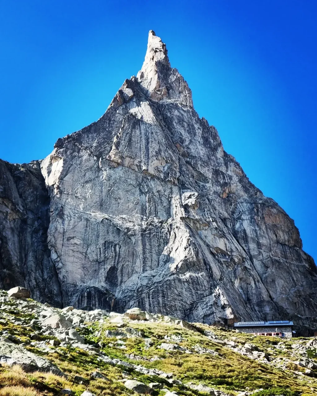 Aiguille Dibona et refuge du Soreiller dans le massif des Écrins