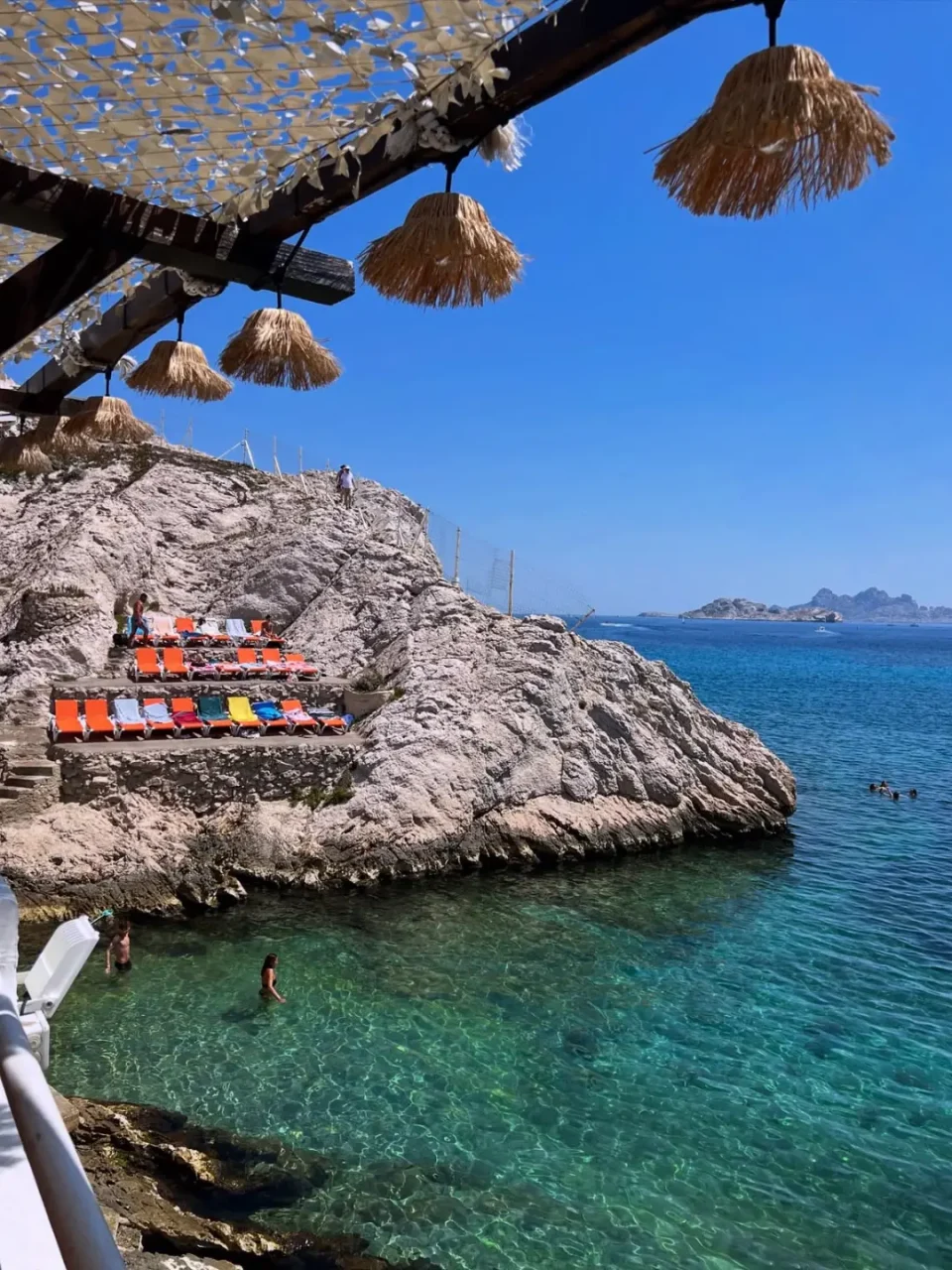 Eaux cristallines et chaises longues à la Baie des Singes aux Goudes - Marseille