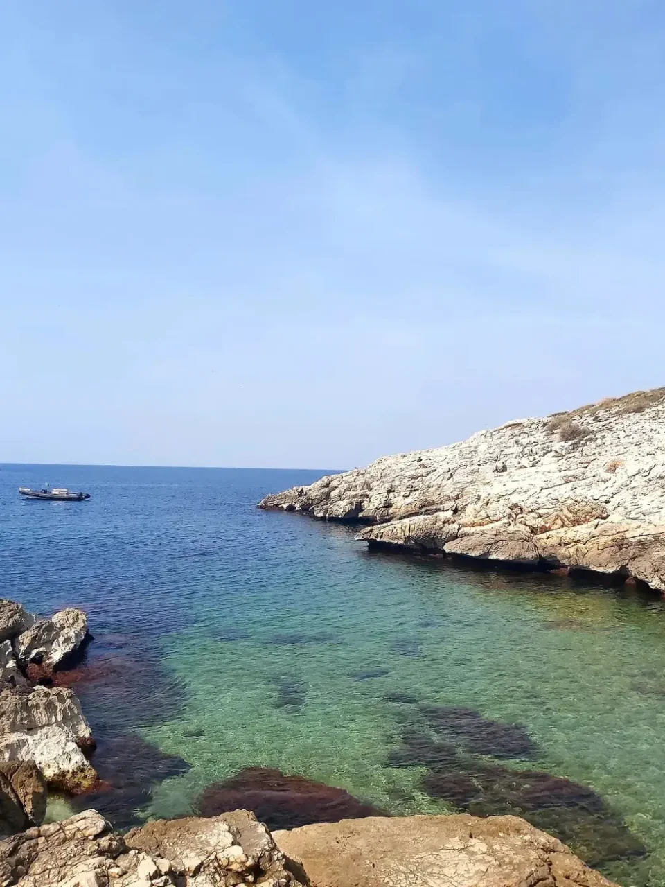 Calanque de la Crine au calme tôt le matin sur l'archipel du Frioul