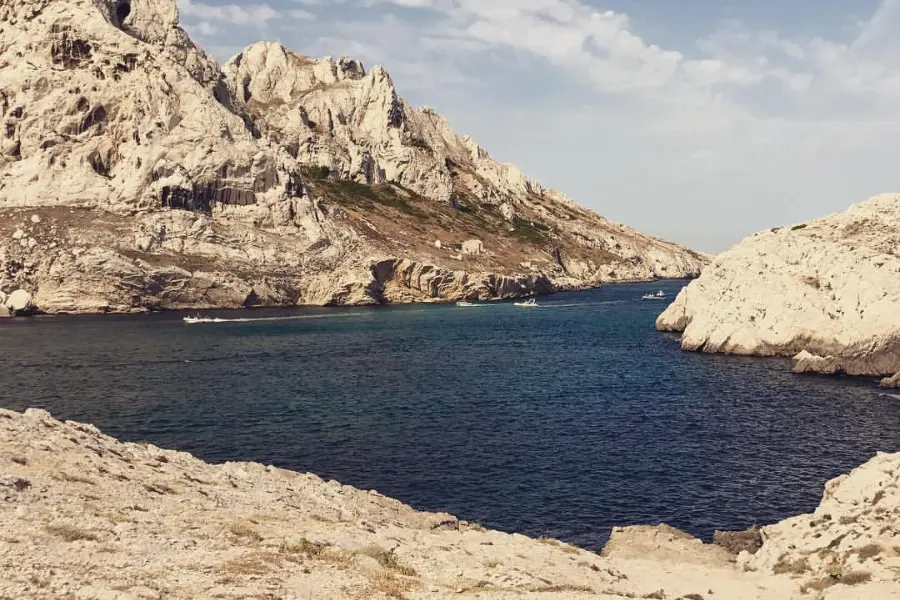 Passe maritime bordée de falaises calcaires blanches aux Goudes à Marseille