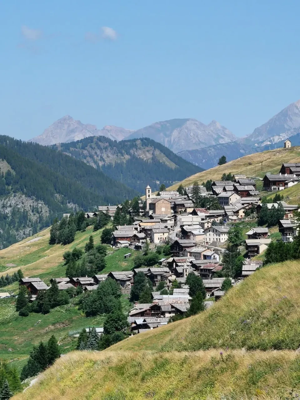 Chalets traditionnels et clocher du village de Saint-Véran dans le Queyras