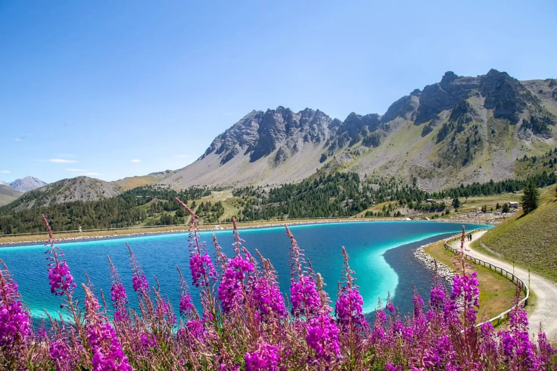 Lac d'altitude turquoise à Vars Sainte-Marie dans les Alpes du sud